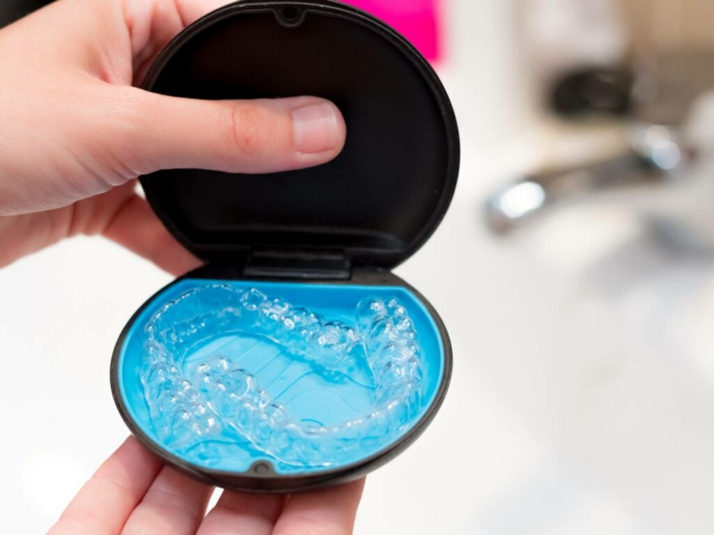 Gouttières dentaires invisibles dans leur boîtier pour entretien et rangement